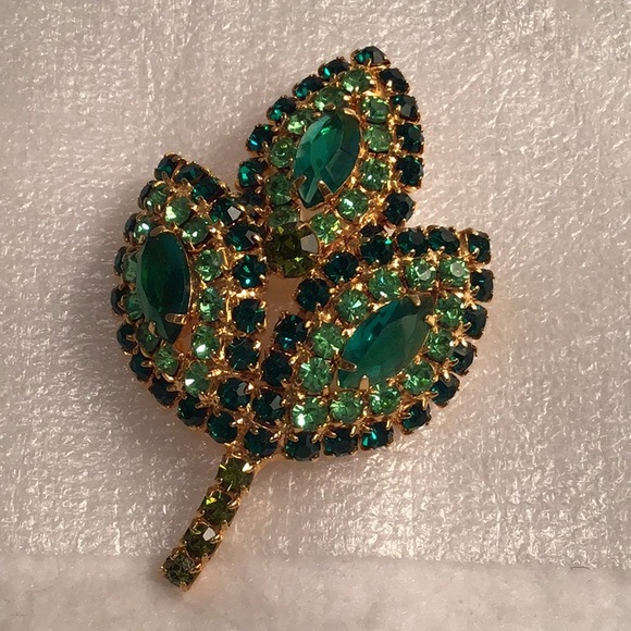 Vintage green crystal brooch and earrings - Picture 2 of 5